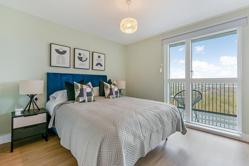 Studio Apartment, North Row, MK9, photograph 3