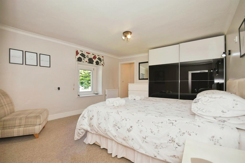 Serviced 2-Bed Apartment, Buxton, SK17, photograph 8