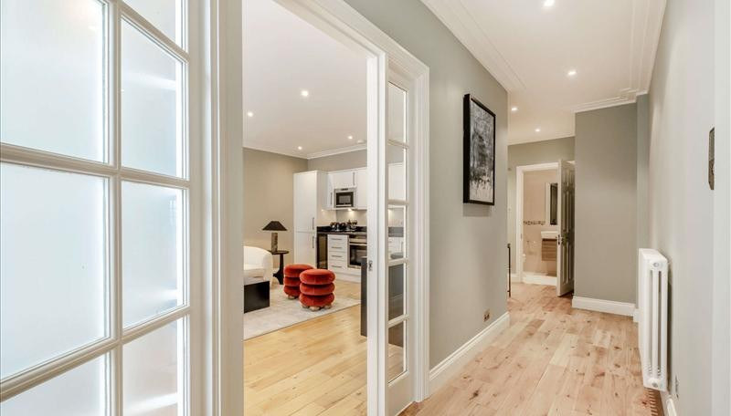 1-Bed Apartment, Grosvenor Hill, W1K, photograph 6