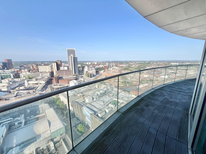 Contemporary 2-Bed Penthouse, City Centre, B2, photograph 5