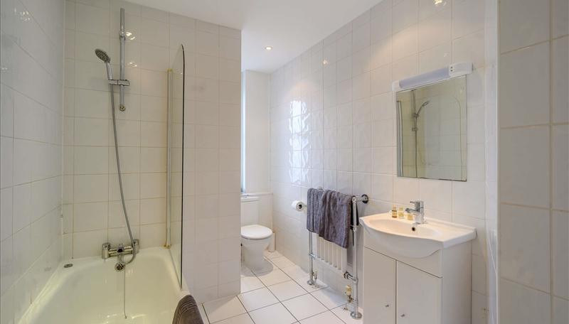 Studio Apartment, Hill Street, W1J, photograph 4