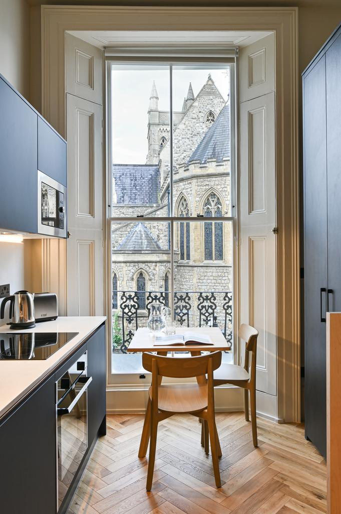 Studio Apartment, Notting Hill, W2, photograph 5