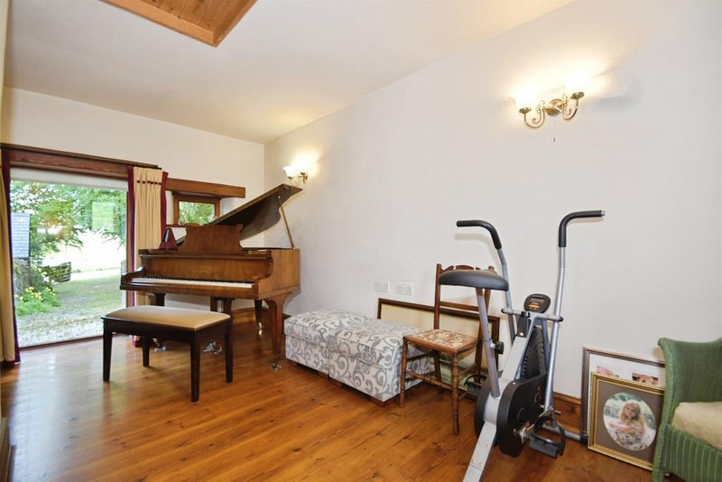 Serviced 2-Bed Apartment, Buxton, SK17, photograph 7