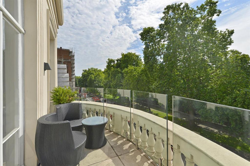 2-Bed Apartment, Park Lane, W1K, photograph 3