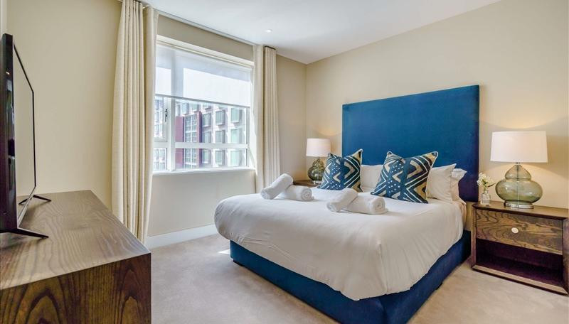 2-Bed Apartment, London, E14, photograph 3