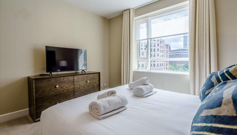 2-Bed Apartment, London, E14, photograph 5