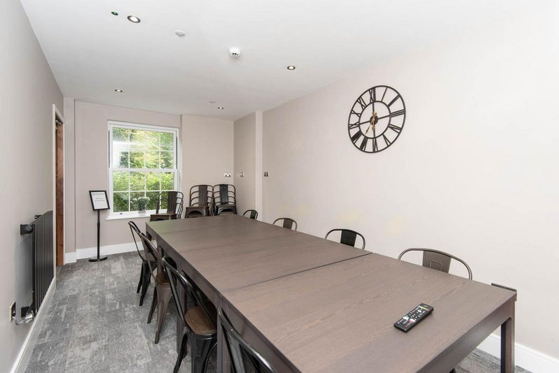 Serviced 1-Bed Apartment, Hope Valley, S32, photograph 6