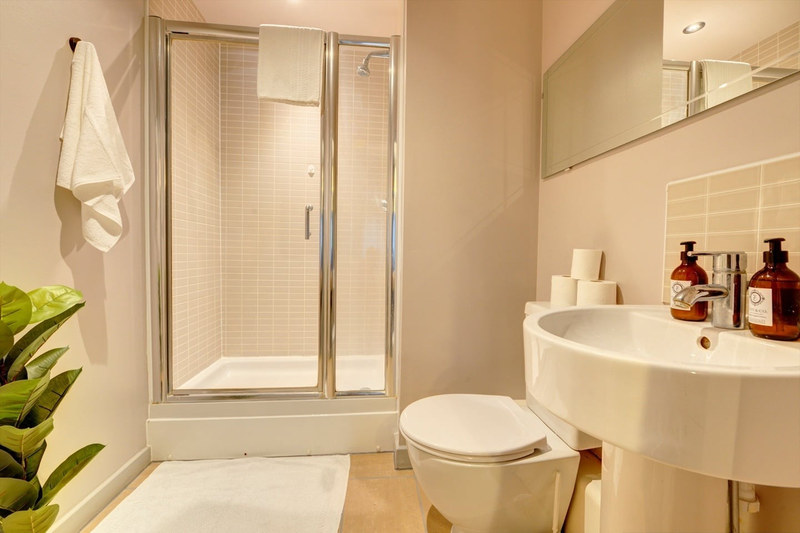 Serviced 2-Bed Apartment, Northampton, NN1, photograph 4