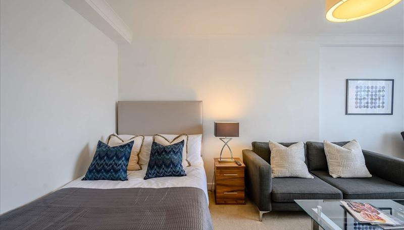 Studio Apartment, Hill Street, W1J, photograph 2