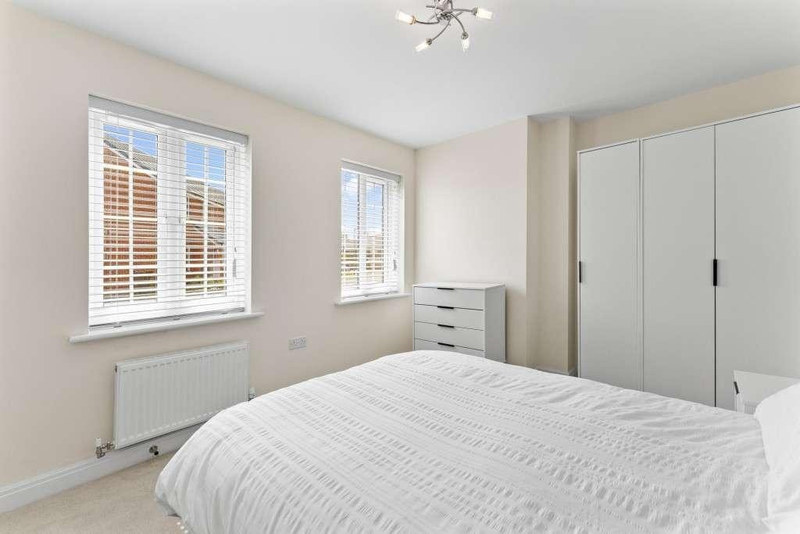 Serviced 1-Bed Apartment, Glossop, SK13, photograph 6