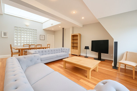 Spacious 2-Bed Apartment, Park Circus, G3, photograph 1
