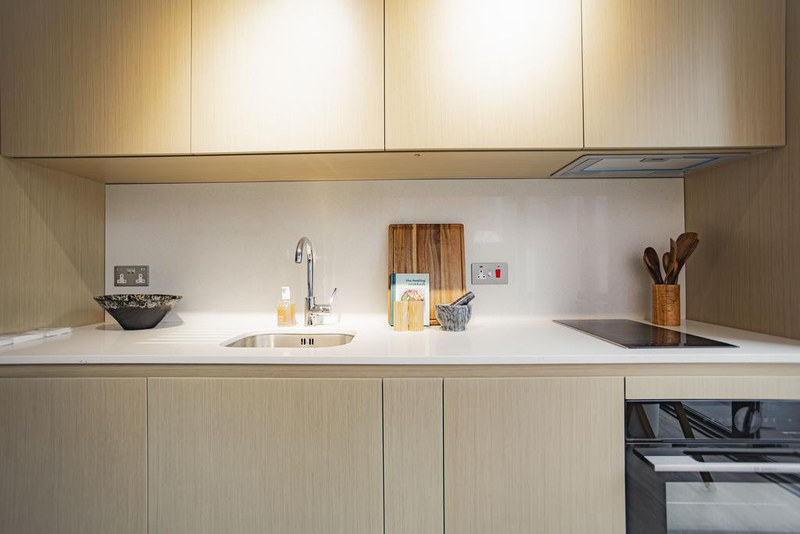 1-Bed Apartment, Hammersmith Road, W6, photograph 6