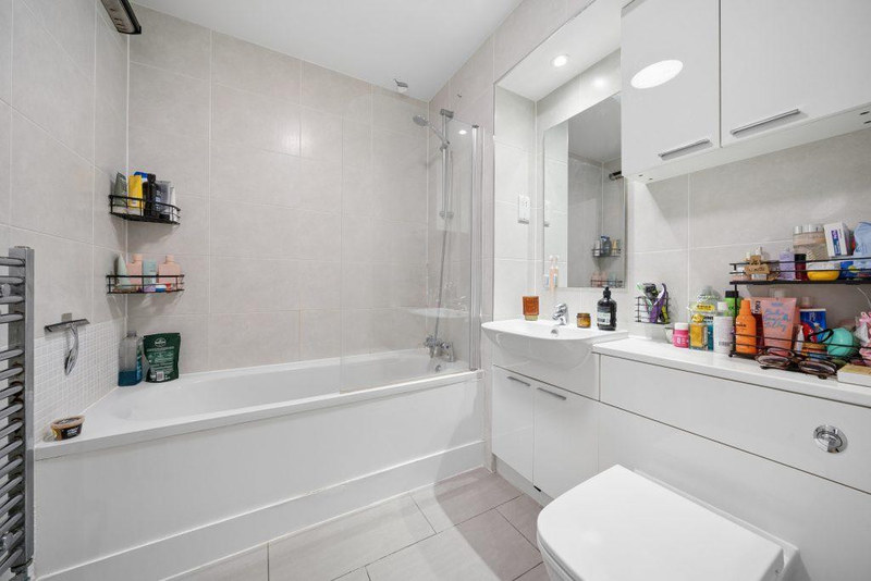 1-Bed Apartment, Mare Street, E8, photograph 6