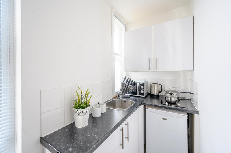 Studio Apartment, Hill Street, W1J, photograph 2