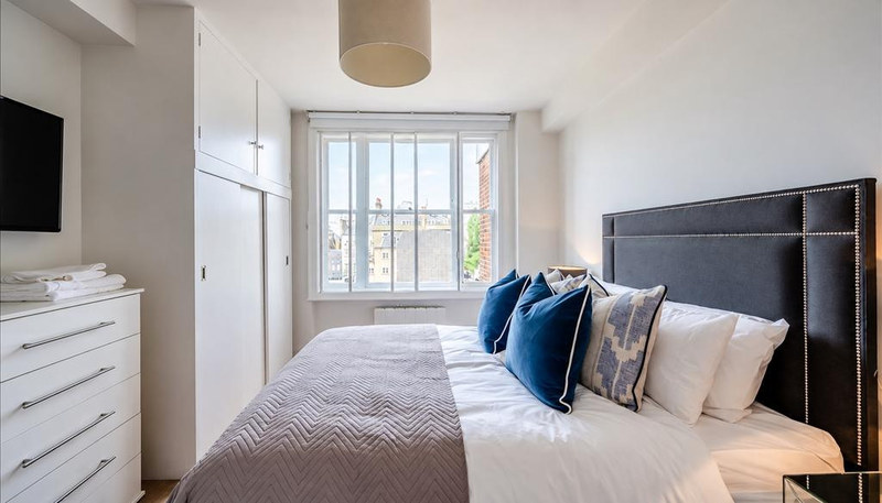 1-Bed Apartment, Hill Street, W1J, photograph 6