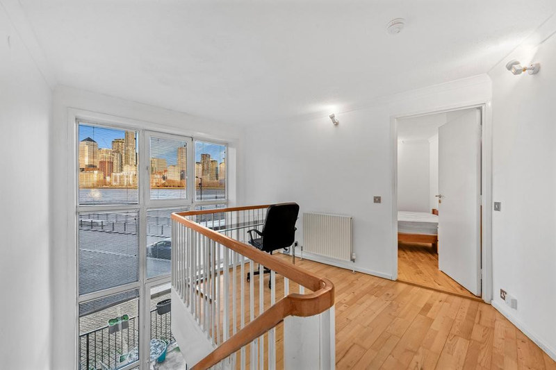 2-Bed Apartment, London, SE16, photograph 3