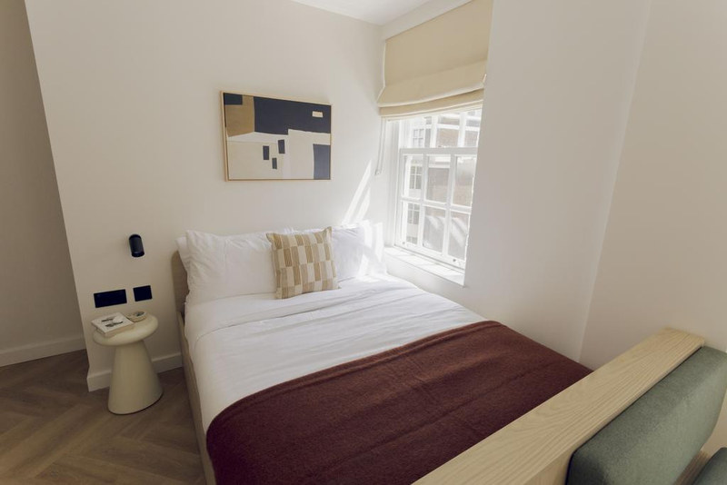 Studio Apartment, Weymouth Street, W1G, photograph 4