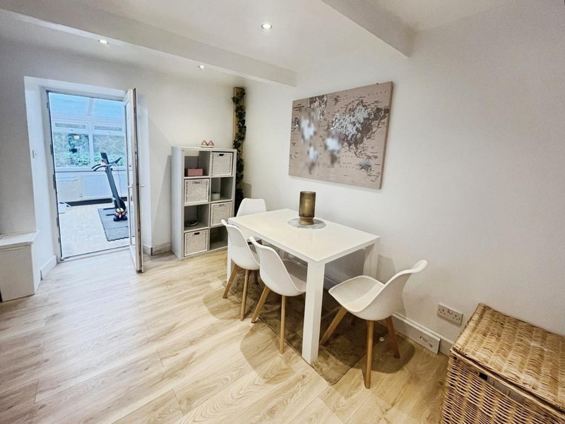 Serviced 2-Bed Apartment, Glossop, SK13, photograph 5