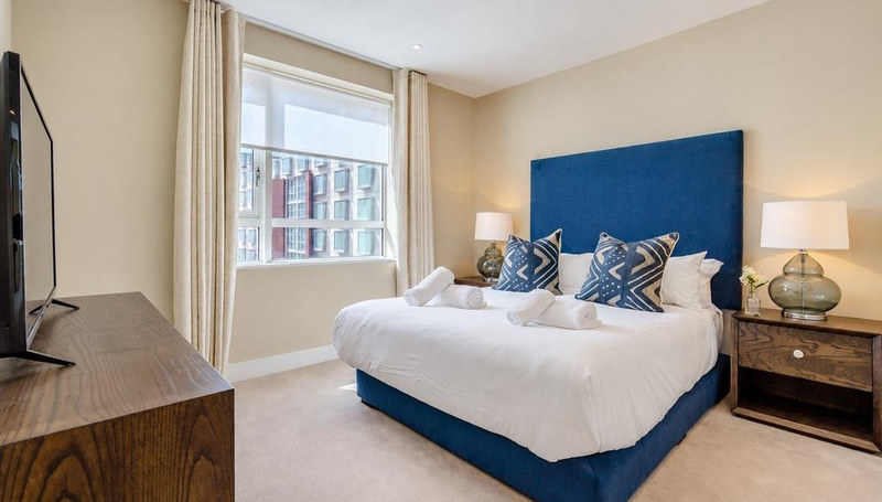 2-Bed Apartment, London, E14, photograph 3