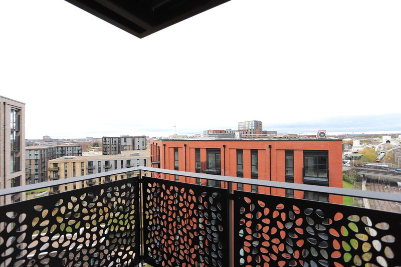 Calm 2-Bed Apartment, Salford, M5, photograph 5
