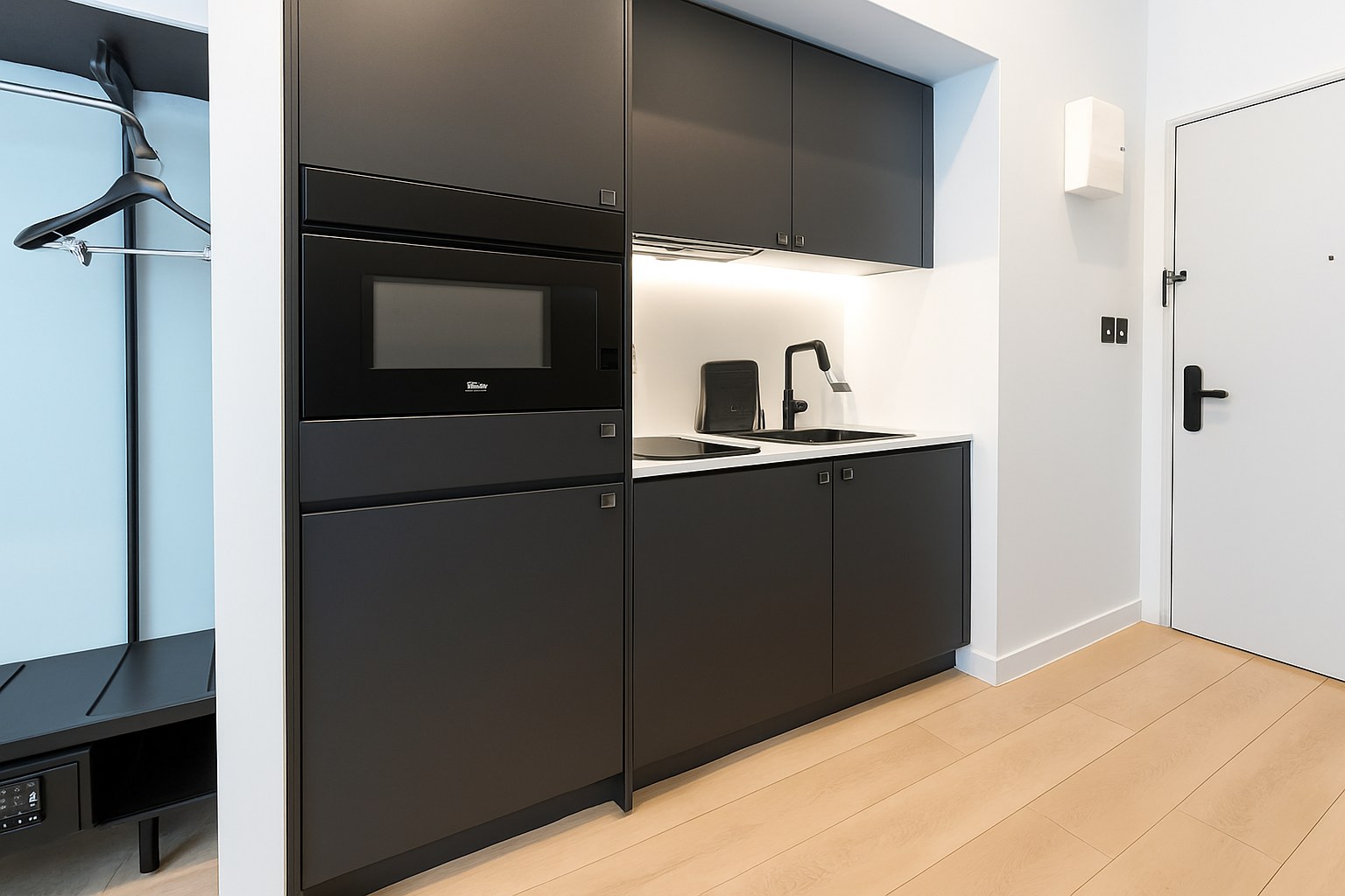 Modern 1-Bed Apartment, City Centre, B4, photograph 2