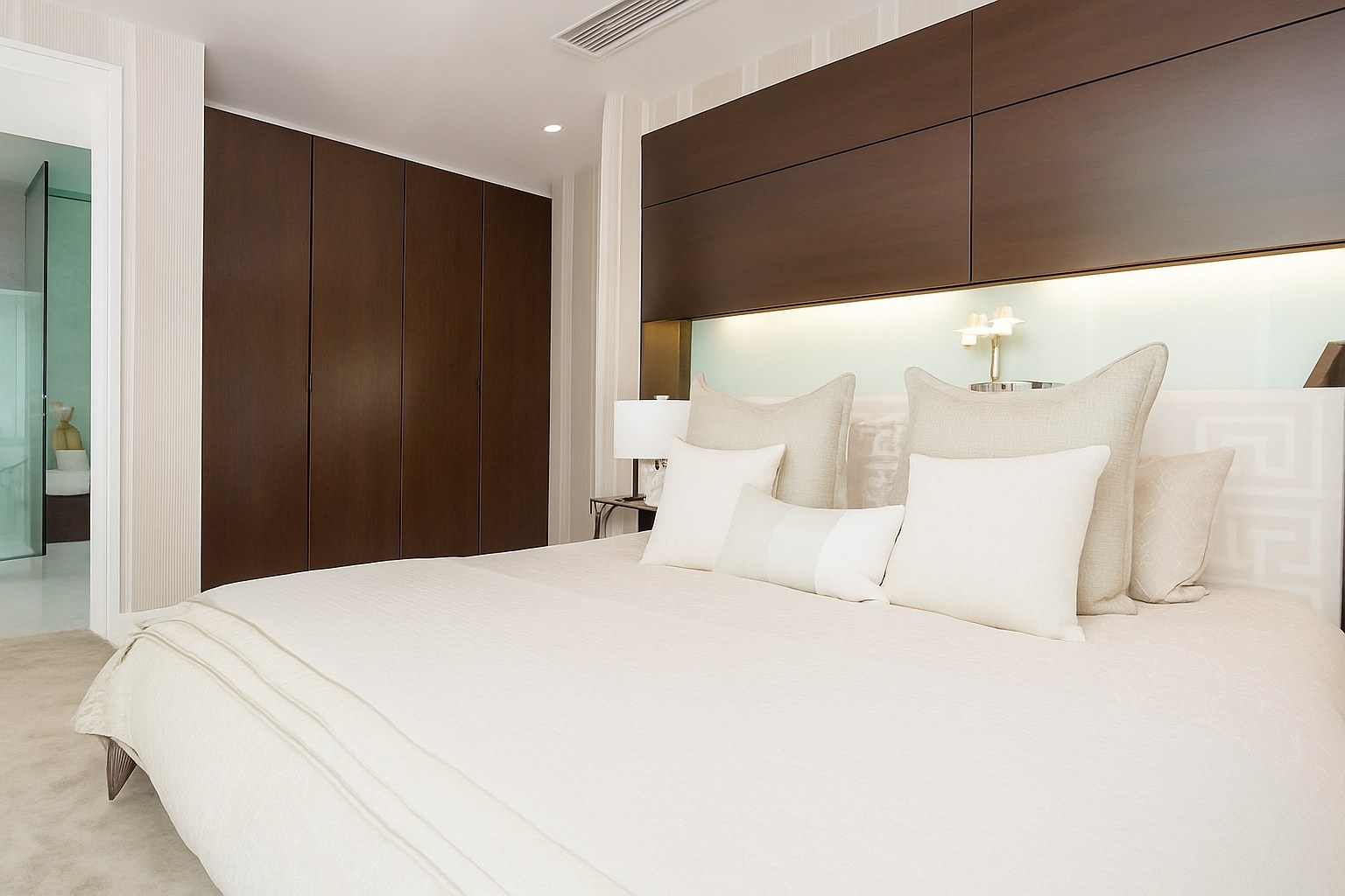 Spacious 2-Bed Penthouse, City Centre, B5, photograph 3