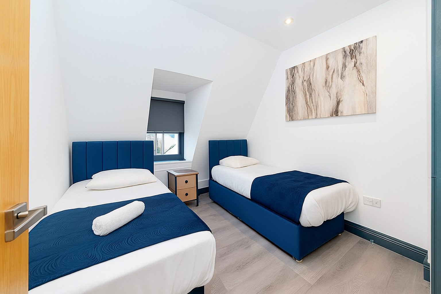 Spacious 2-Bed Apartment, Ship Street, BN1, photograph 3