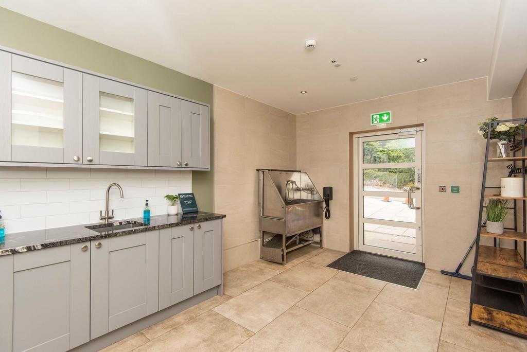Serviced 1-Bed Apartment, Hope Valley, S32