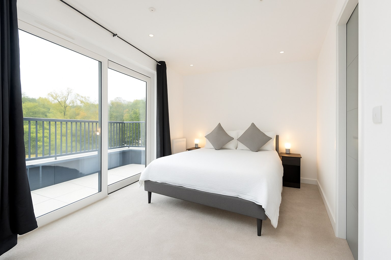 Spacious 2-Bed Penthouse, Morningside, EH10, photograph 3