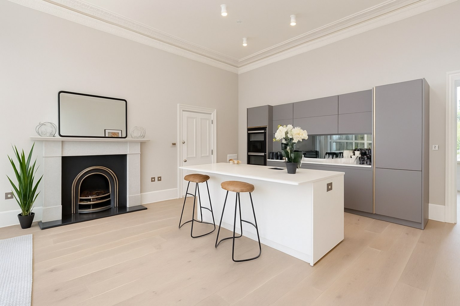 Spacious 2-Bed Apartment, West End, EH3, photograph 2