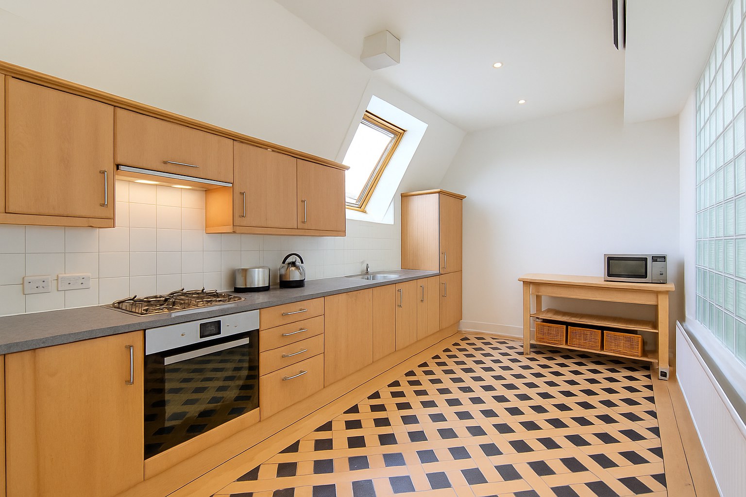 Spacious 2-Bed Apartment, Park Circus, G3, photograph 2