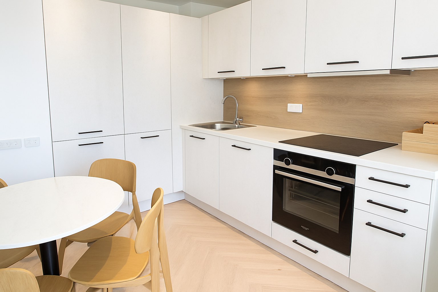Spacious 2-Bed Apartment, Finnieston, G3, photograph 2