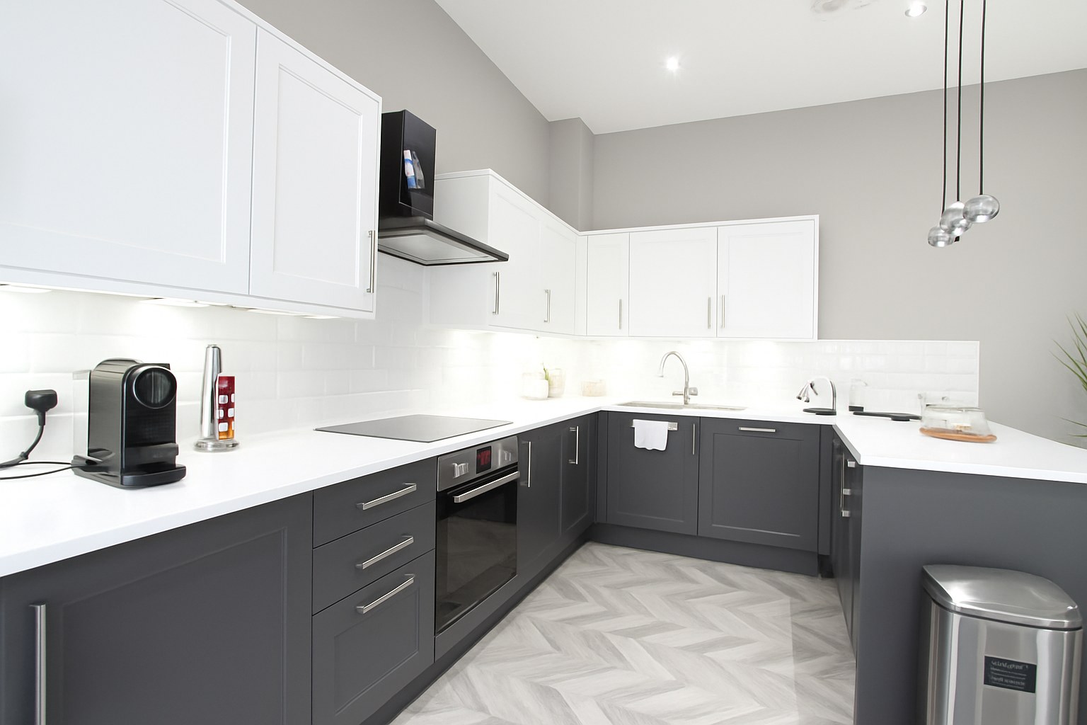 Spacious 2-Bed Apartment, Merchant City, G1, photograph 2