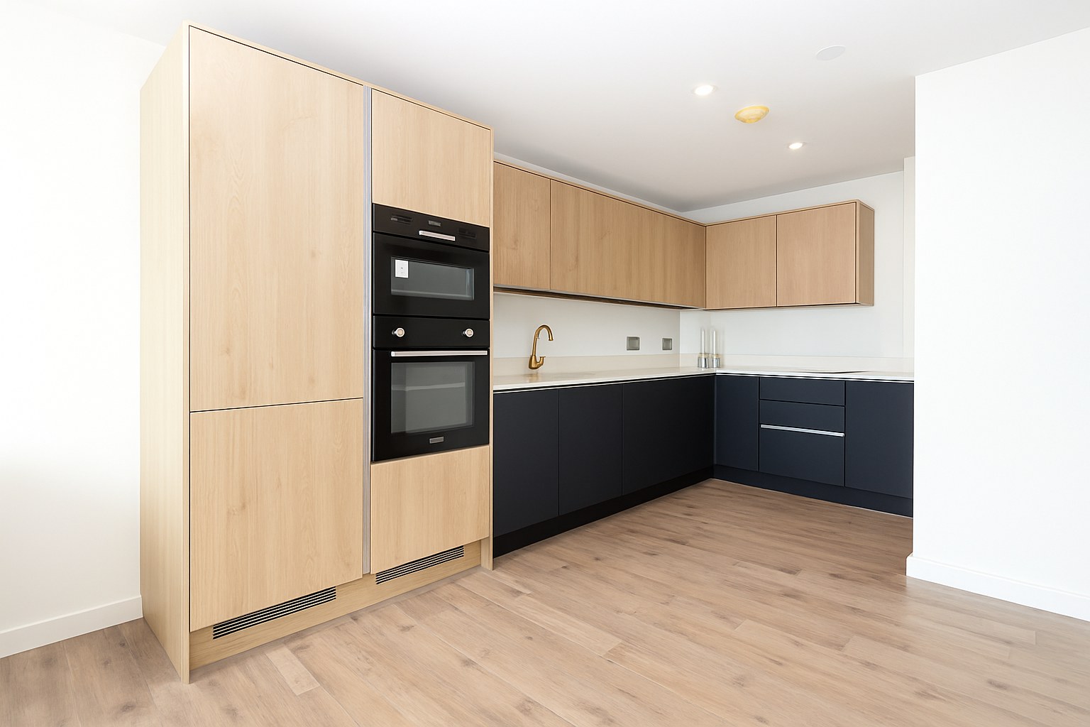 Modern 1-Bed Apartment, Great George Street, LS1, photograph 2