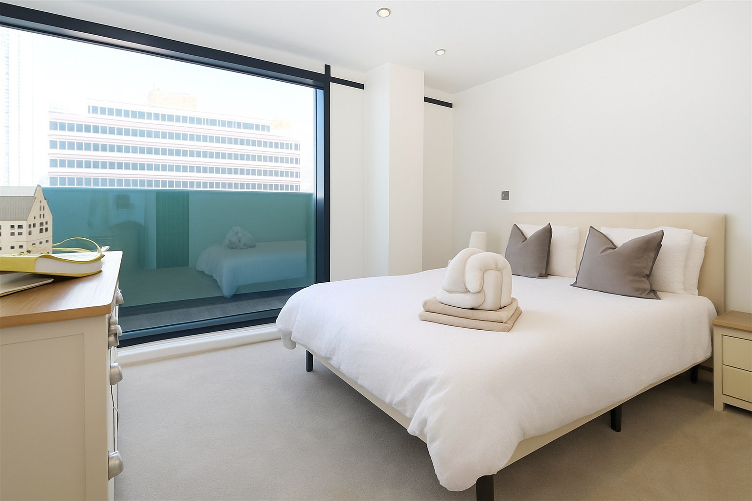 Modern 1-Bed Apartment, Great George Street, LS1, photograph 3