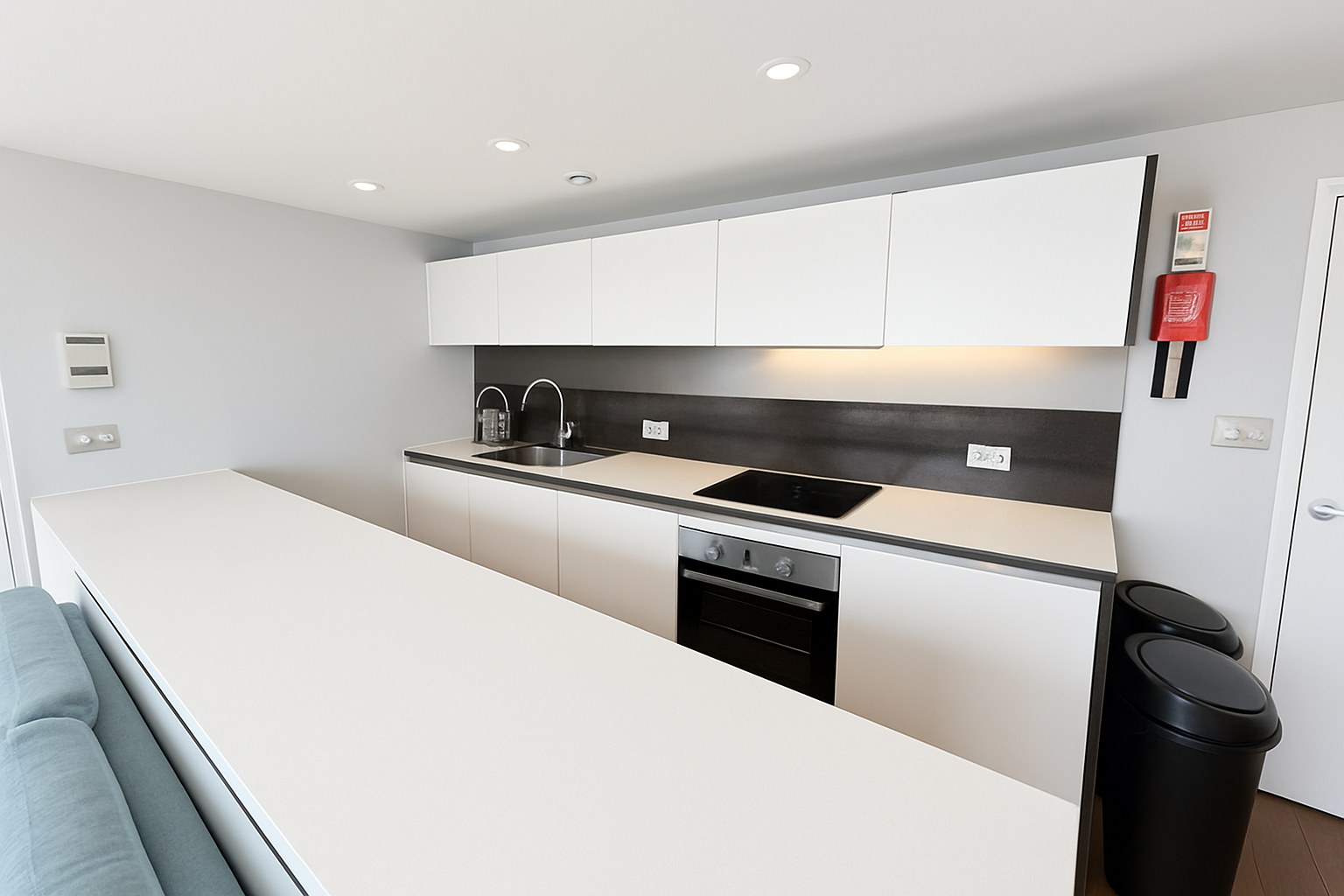 Spacious 2-Bed Apartment, Brook Street, L3, photograph 2