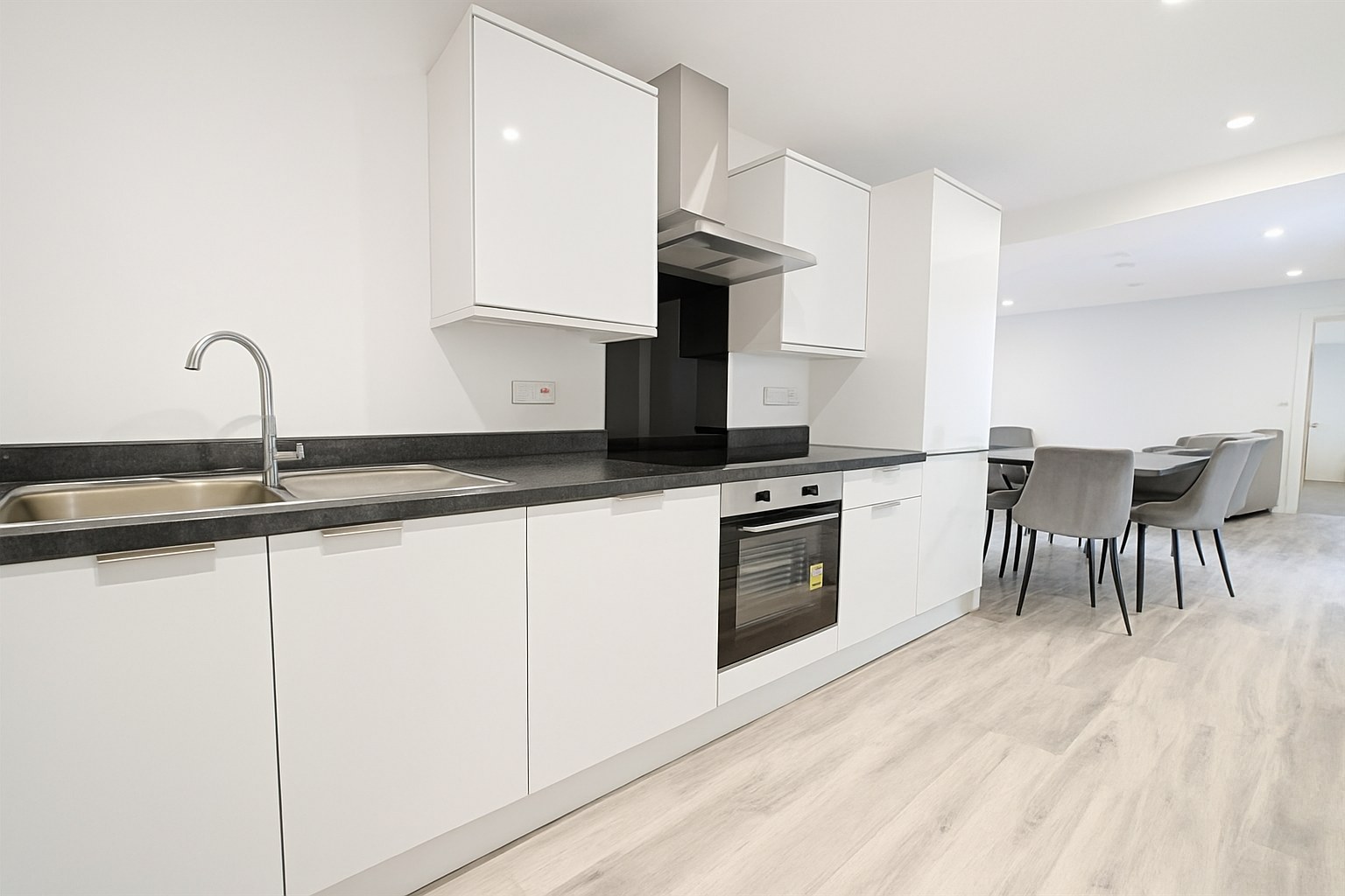 Spacious 2-Bed Apartment, Derby Square, L2, photograph 2