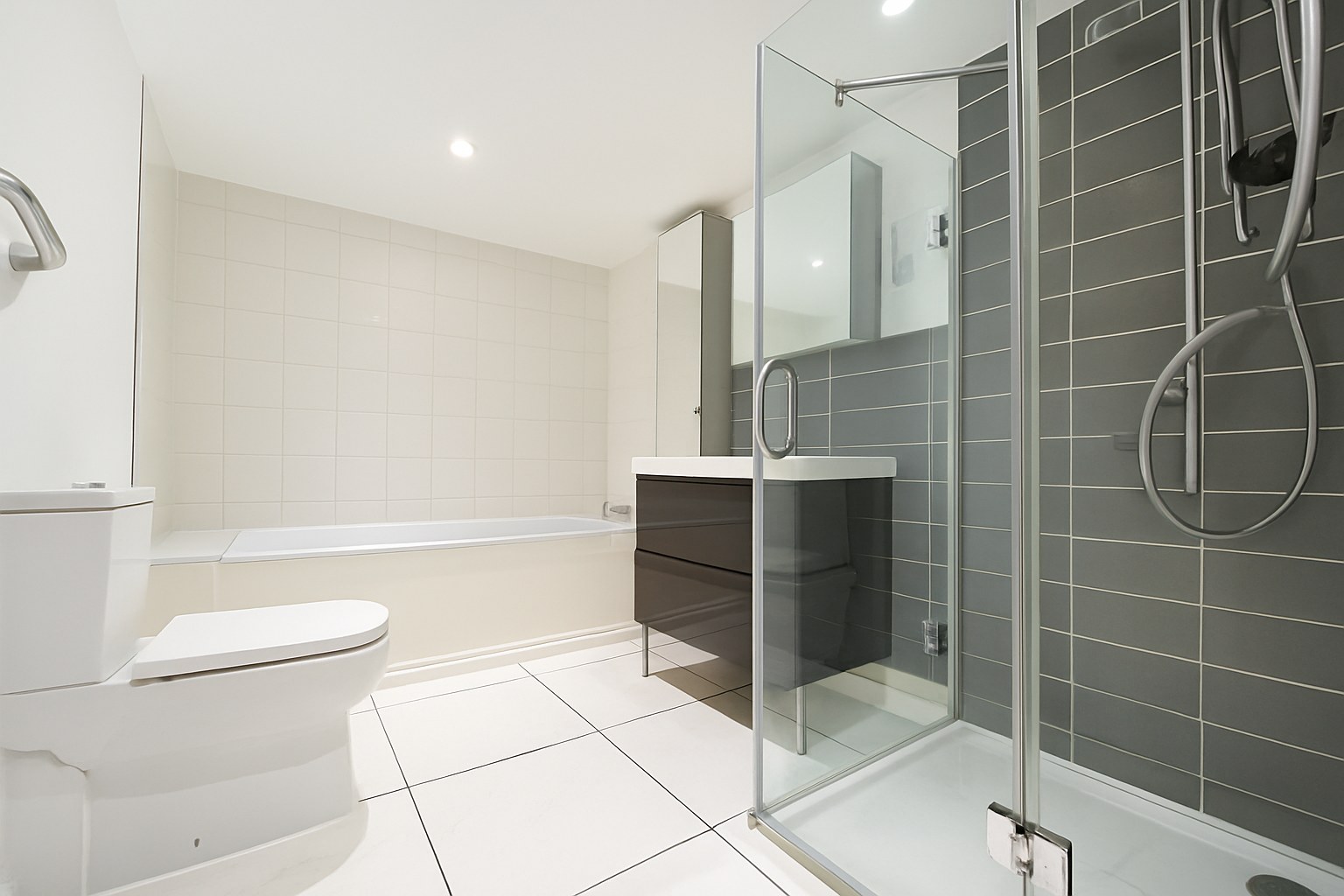 Spacious 2-Bed Apartment, Ullet Road, L17, photograph 5