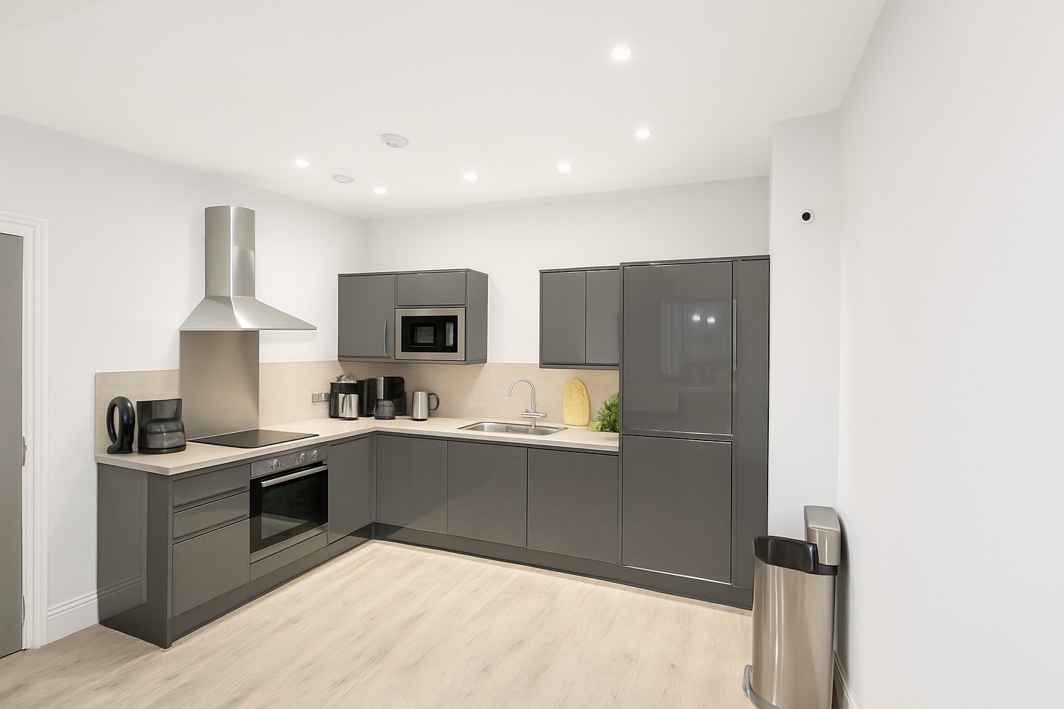 Spacious 2-Bed Apartment, Water Street, L2, photograph 2
