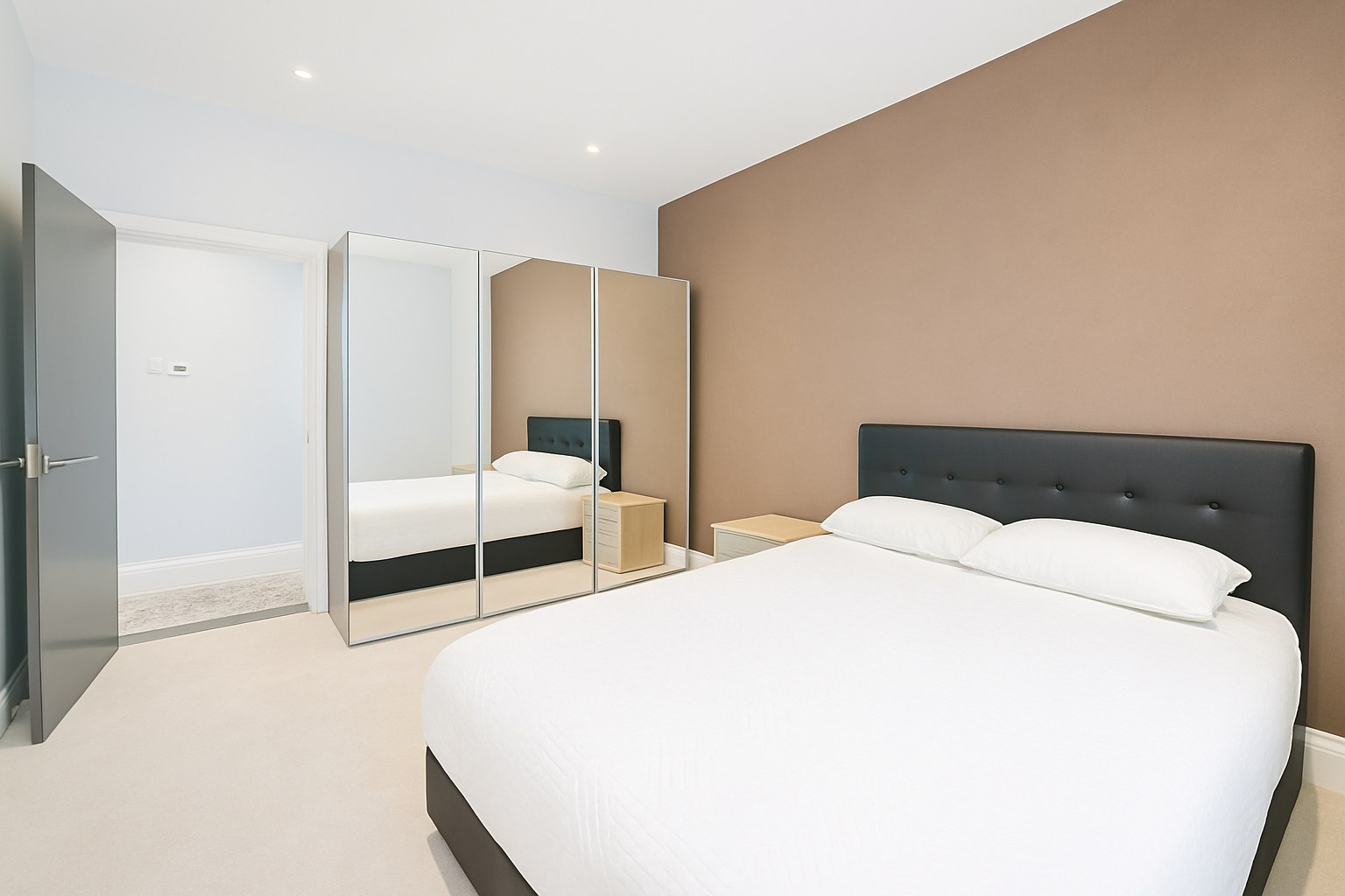 Spacious 2-Bed Apartment, Water Street, L2, photograph 3