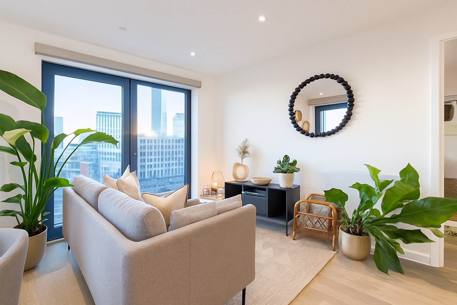 Spacious 3-Bed Apartment, Pall Mall, L3