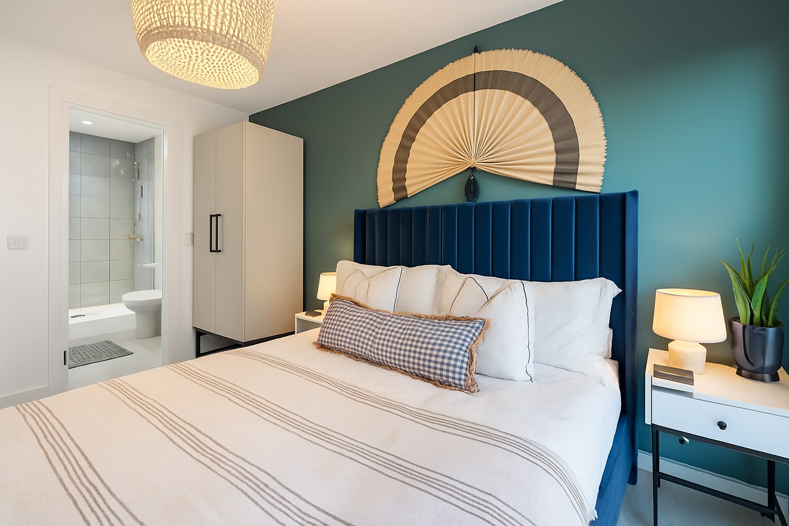 Spacious 3-Bed Apartment, Pall Mall, L3, photograph 3