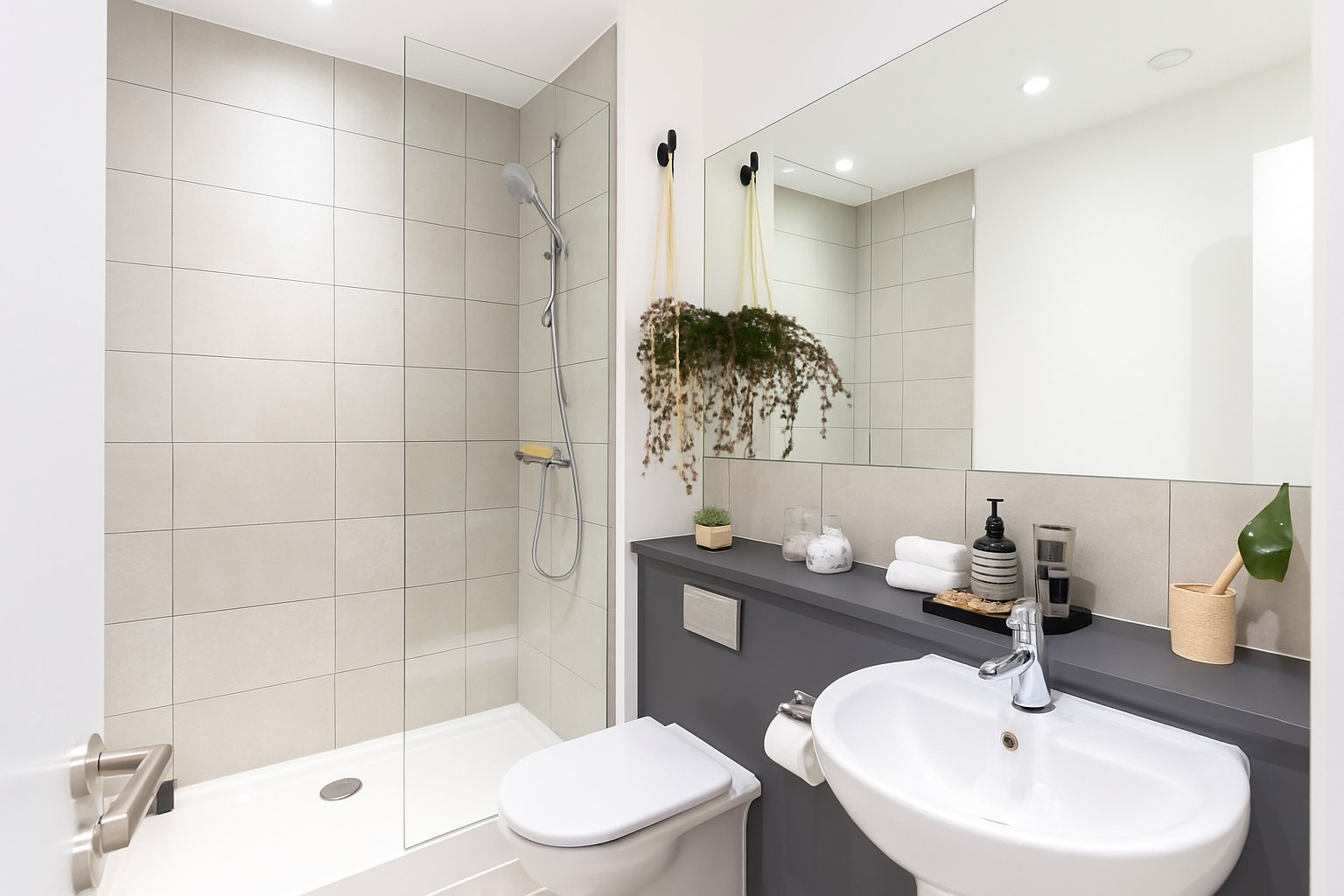 Spacious 3-Bed Apartment, Pall Mall, L3, photograph 5