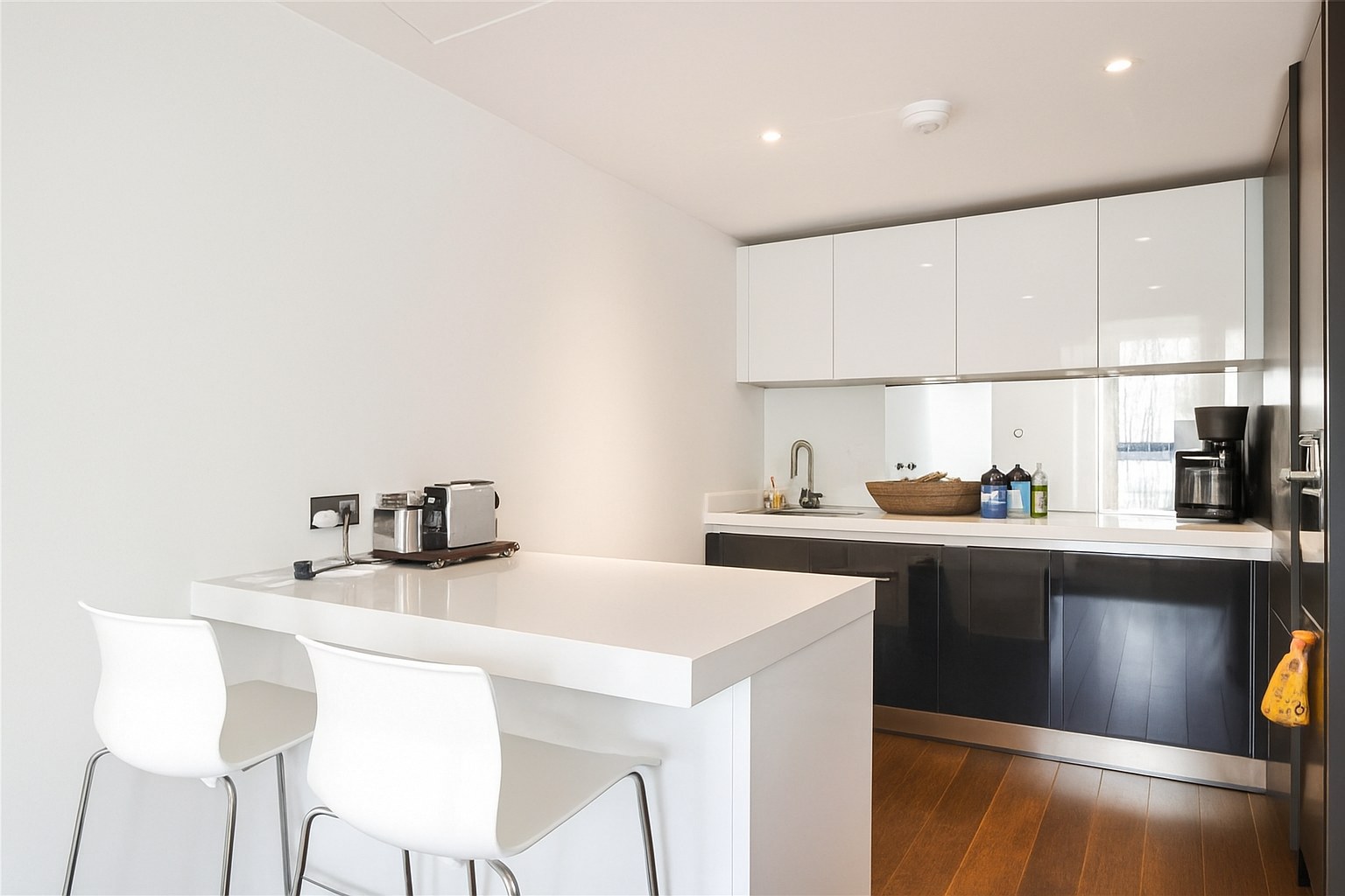Modern 1-Bed Apartment, Chelsea, SW1W, photograph 2