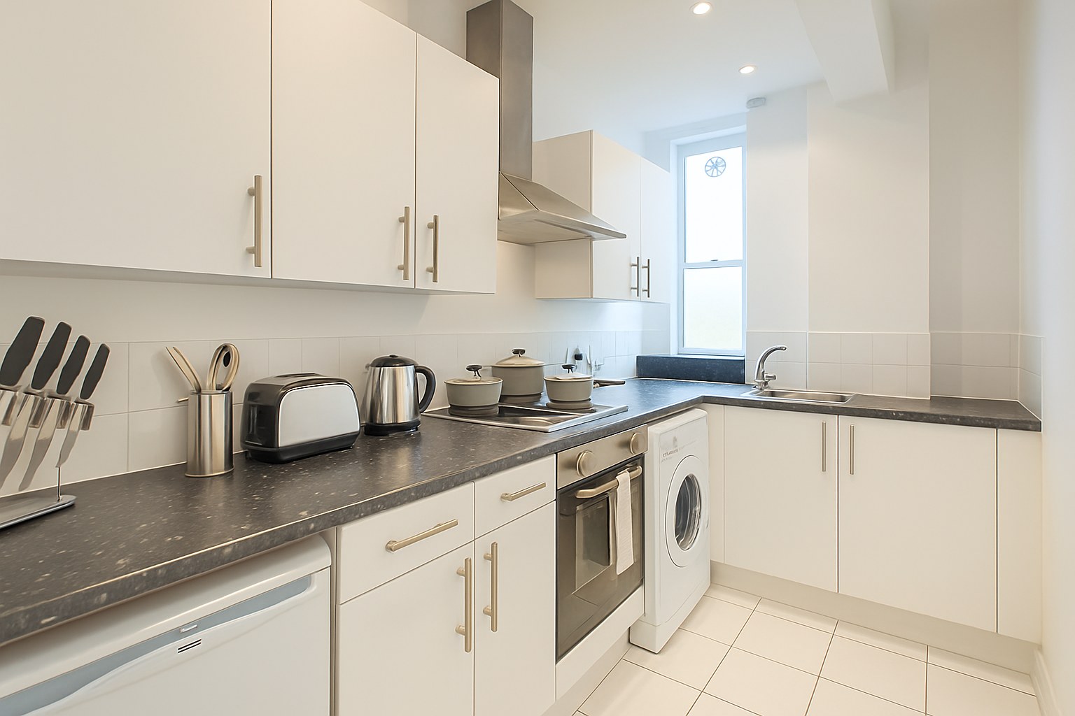 Modern 1-Bed Apartment, Mayfair, W1J, photograph 2