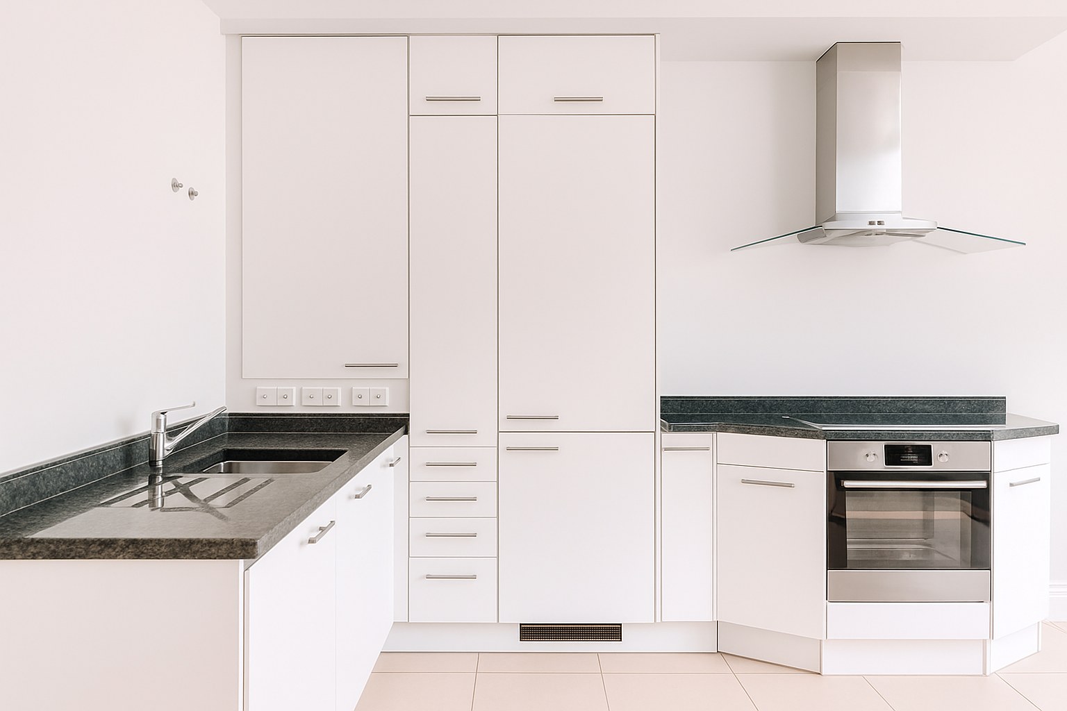 Modern 1-Bed Apartment, Charing Cross, WC2E, photograph 2