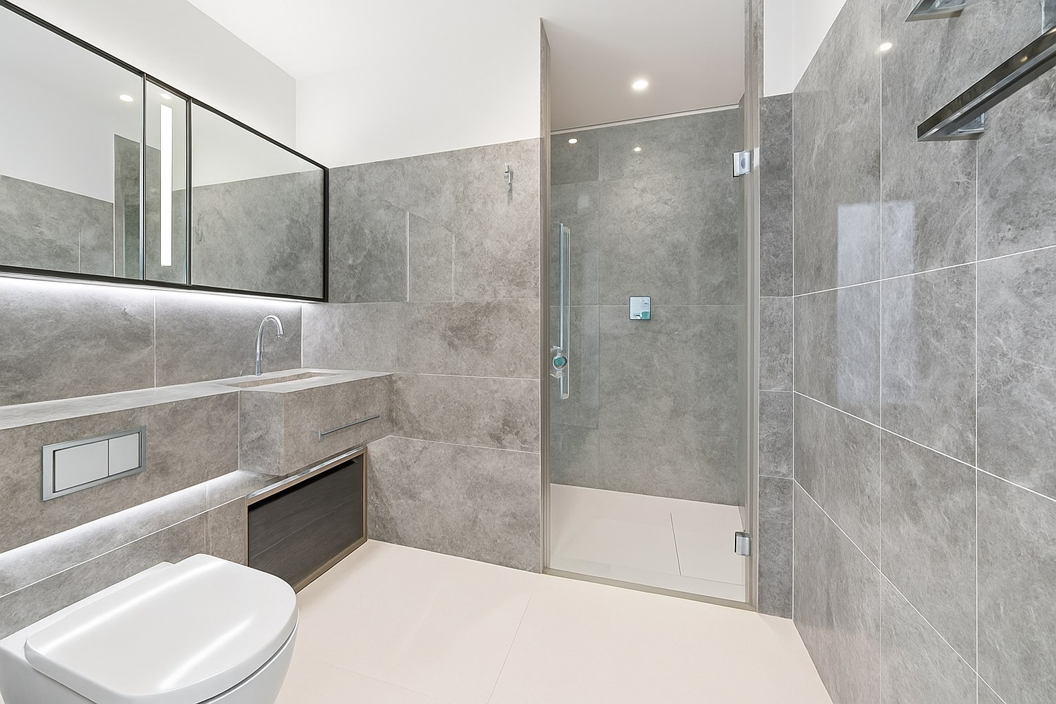 Modern 1-Bed Apartment, Lincoln Square, Westminster, WC2A, photograph 5