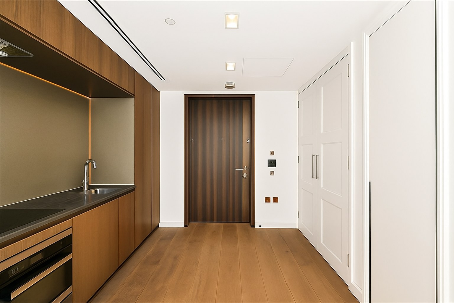 Modern 1-Bed Apartment, Portugal Street, Westminster, WC2A, photograph 2