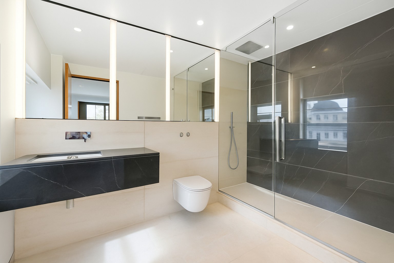 Stylish 1-Bed Apartment, Sherwood Street, W1F, photograph 4