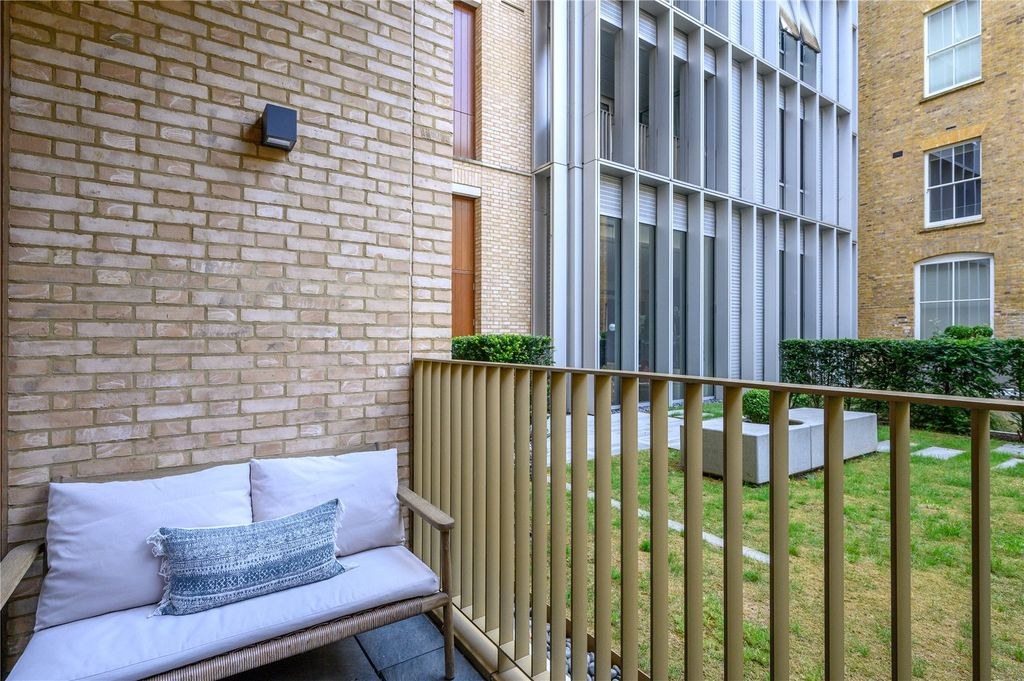 Spacious 2-Bed Apartment, Barbican, EC1A, photograph 6